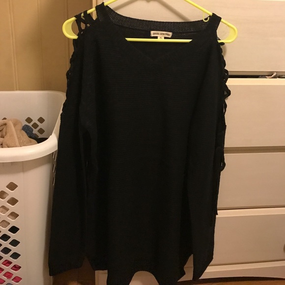 LAST ONE (L)! 🖤NWT Black lace-up sleeve sweater - Picture 4 of 5