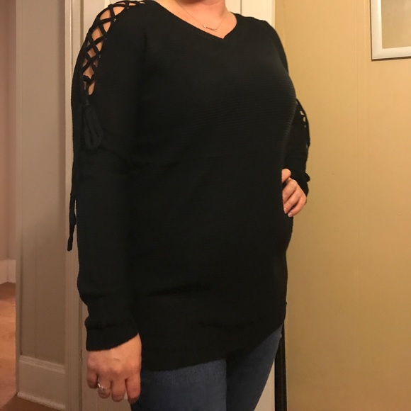 LAST ONE (L)! 🖤NWT Black lace-up sleeve sweater - Picture 3 of 5