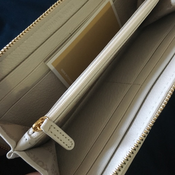 Michael Kors Wallet - Picture 3 of 4