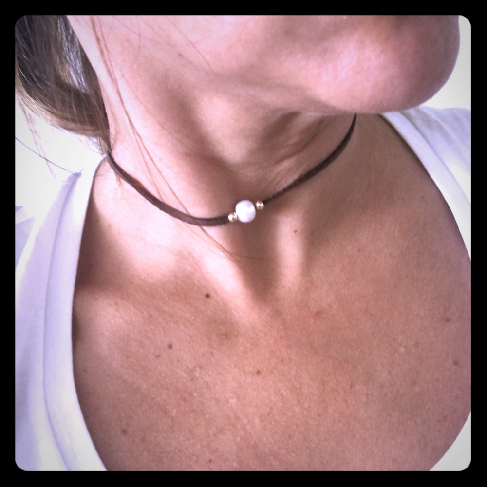 Brown chocker with pearl
