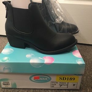 SODA Pull-On Ankle Boots