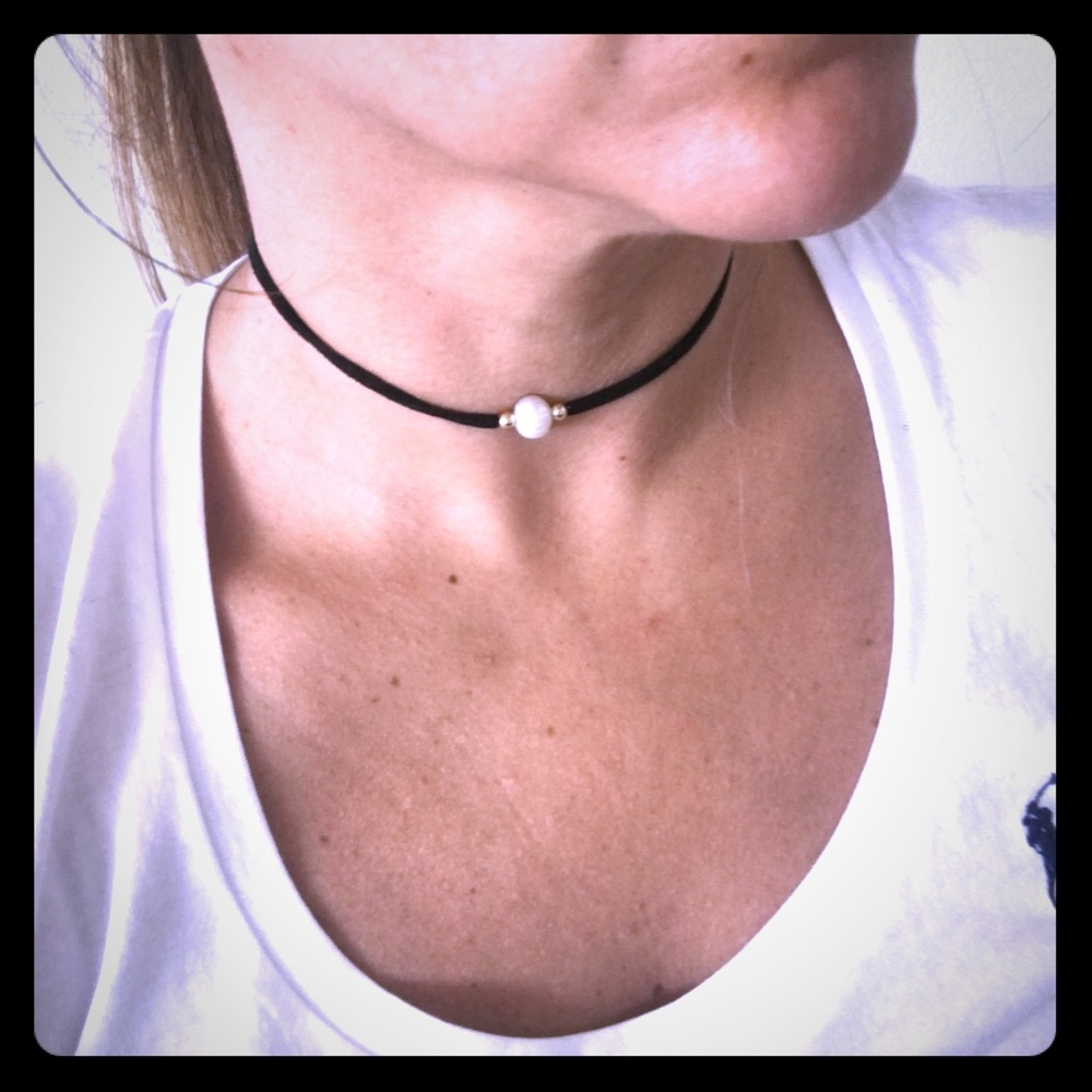 Black chocker with pearl
