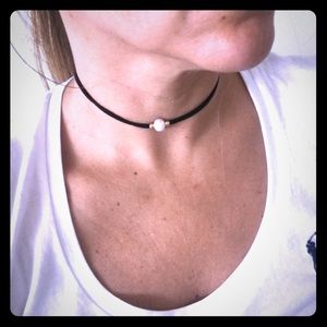 Black chocker with pearl