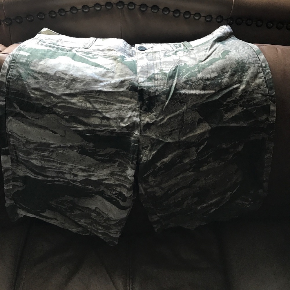 Lrg camo short size 38 nwot