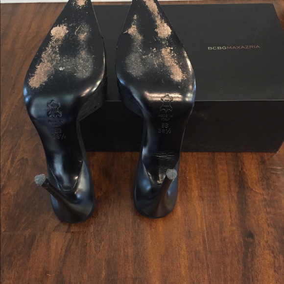 BCBG MAXAZRIA Black Pointy Toe Heel 8 - Picture 3 of 3