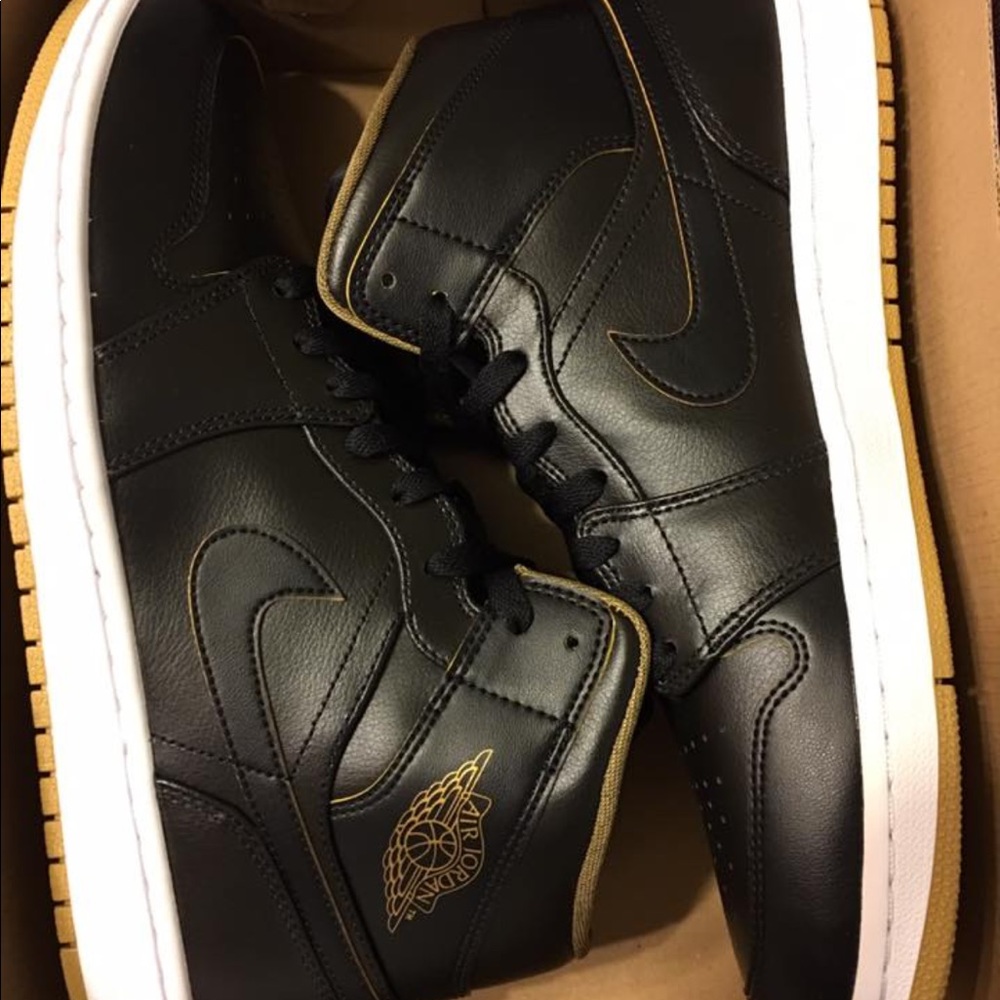 Jordan 1 Mid Black & Gold
