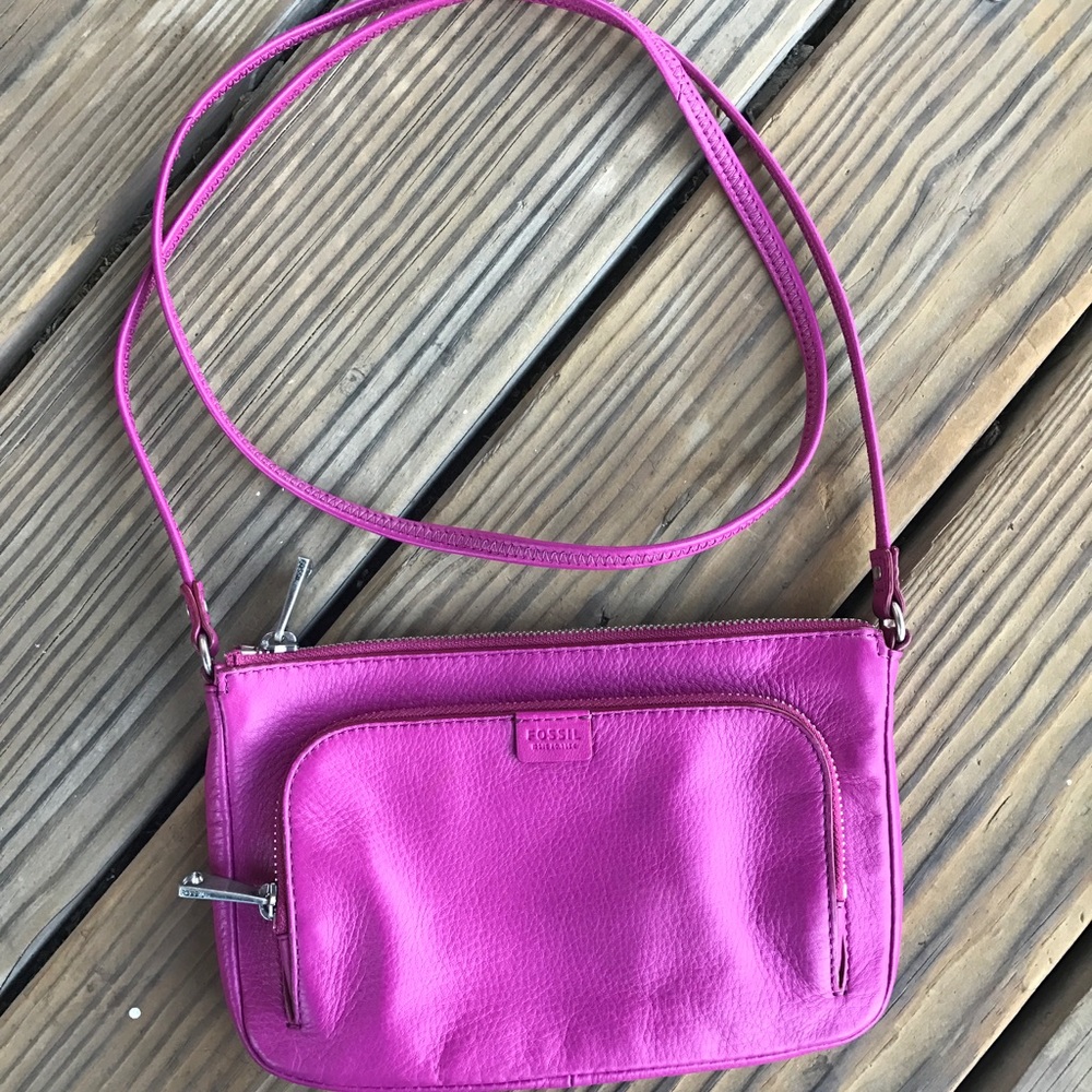 Cute pink fossil cross body bag!