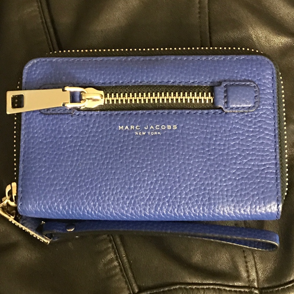 Lovely royal blue Marc Jacobs wristlet!😍