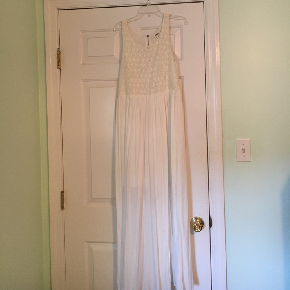 Long beautiful maxi white dress!