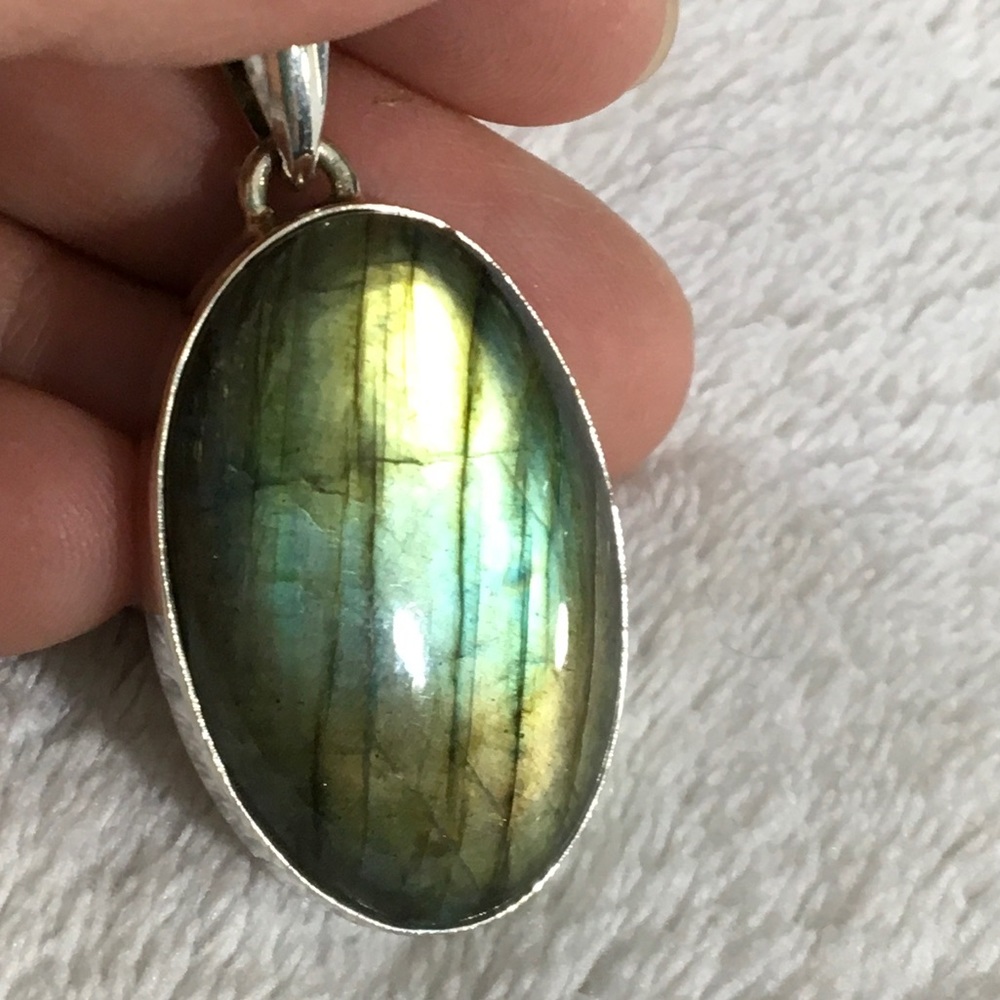 Labradorite Pendant set in .925 Silver (E) - Picture 3 of 7