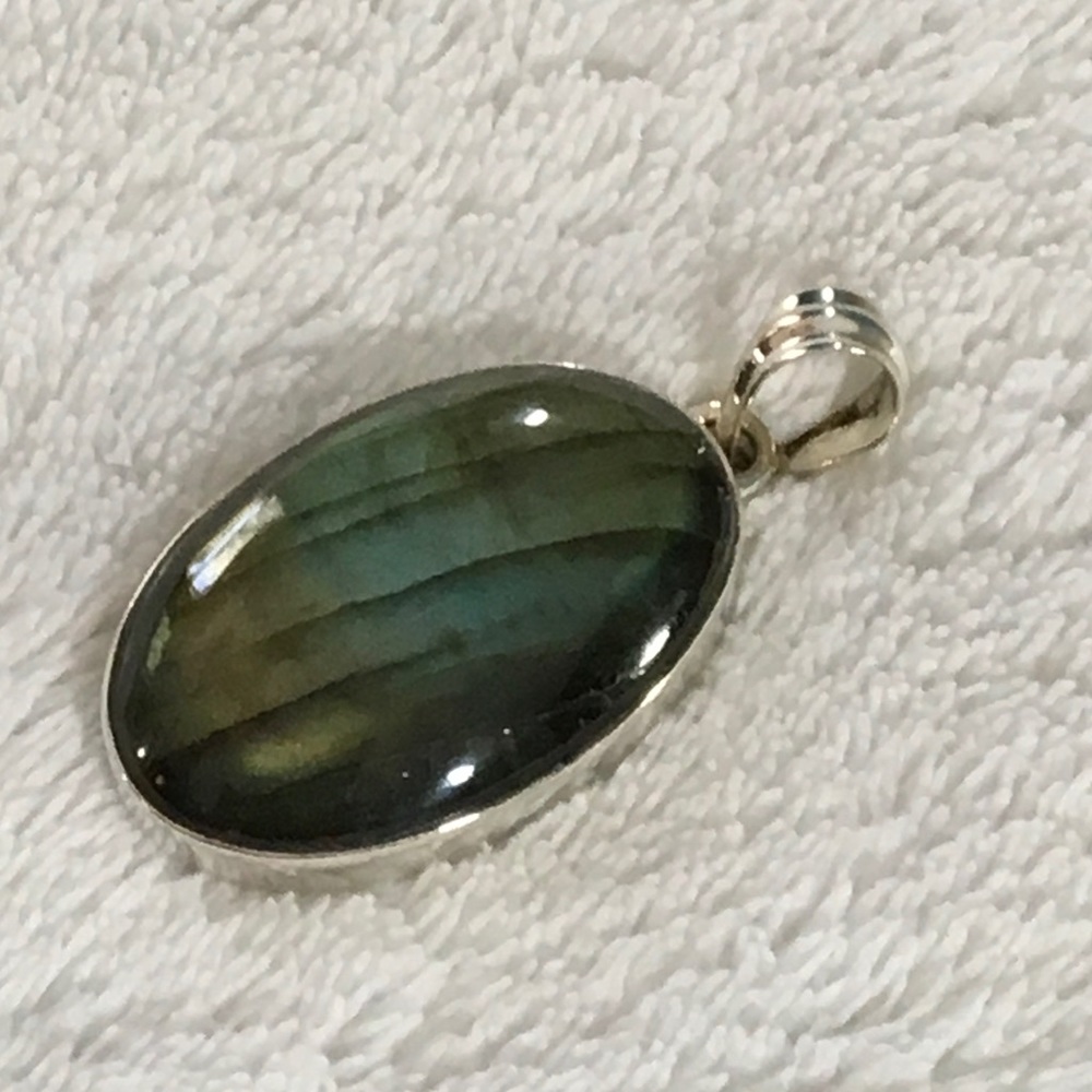 Labradorite Pendant set in .925 Silver (E) - Picture 4 of 7