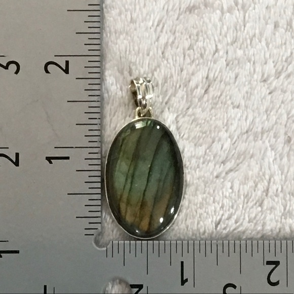Labradorite Pendant set in .925 Silver (E) - Picture 7 of 7