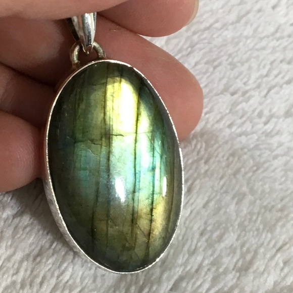 Labradorite Pendant set in .925 Silver (E) - Picture 3 of 7