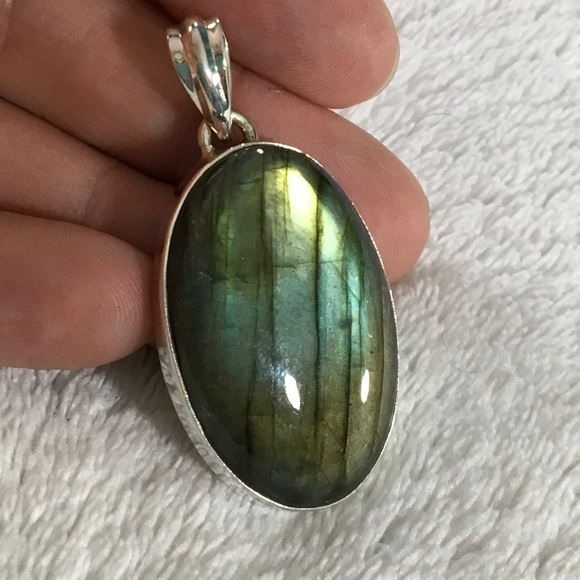Jewelry - Labradorite Pendant set in .925 Silver (E)