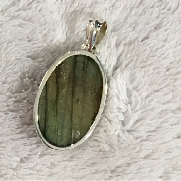Labradorite Pendant set in .925 Silver (E) - Picture 6 of 7