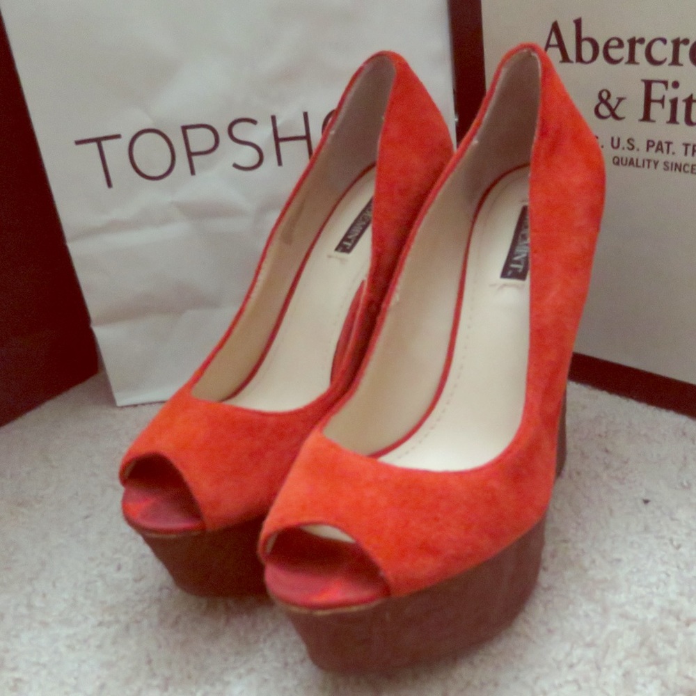 Shoemint Tomato color suede wedge