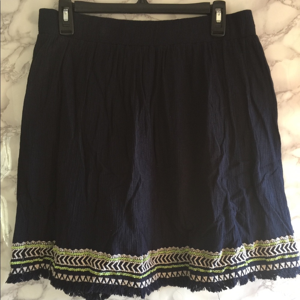 Loft skirt with soft embroidery and fridges