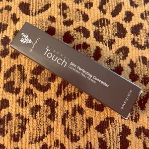 Younique skin perfecting concealer in VELOUR