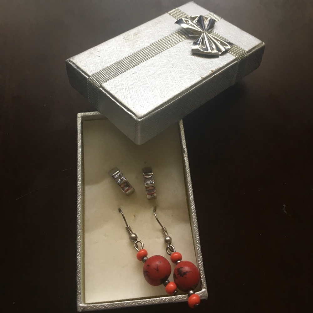 2 earrings + silver box