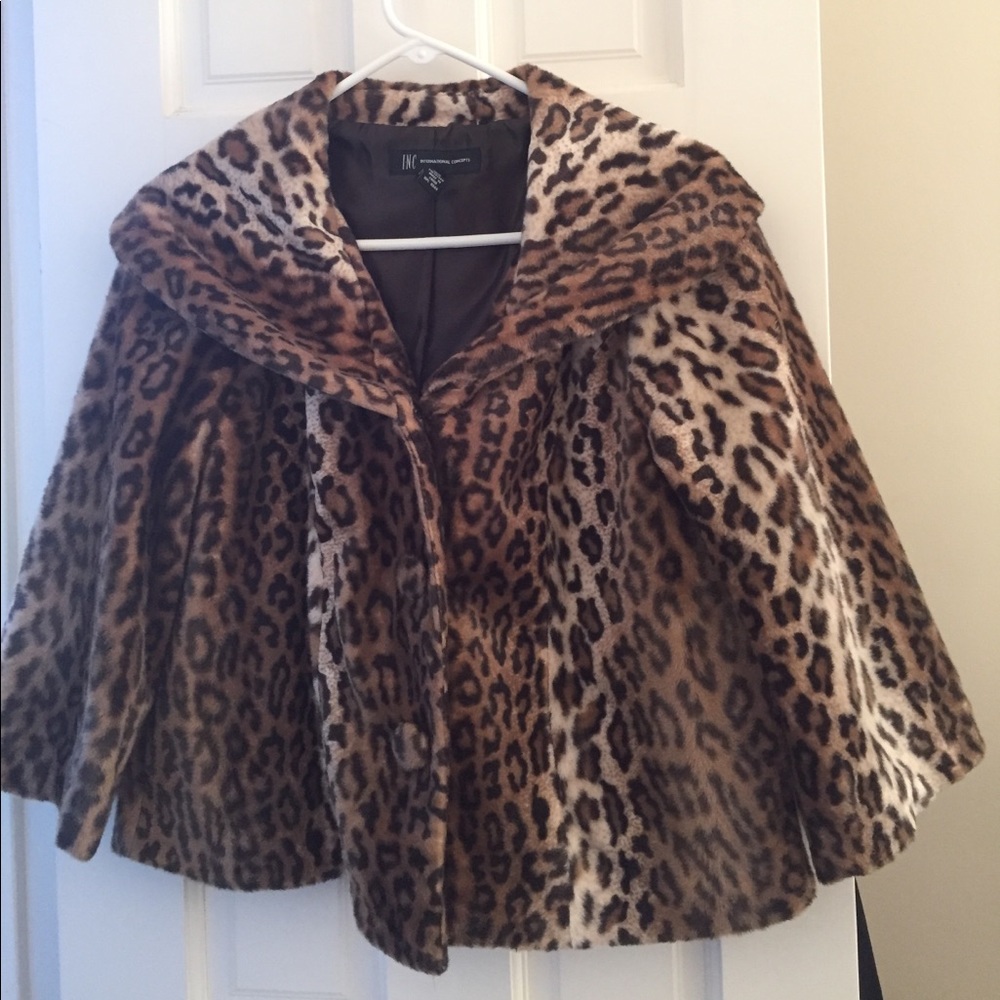 Leopard faux fur cropped 3/4 sleeve jacket.
