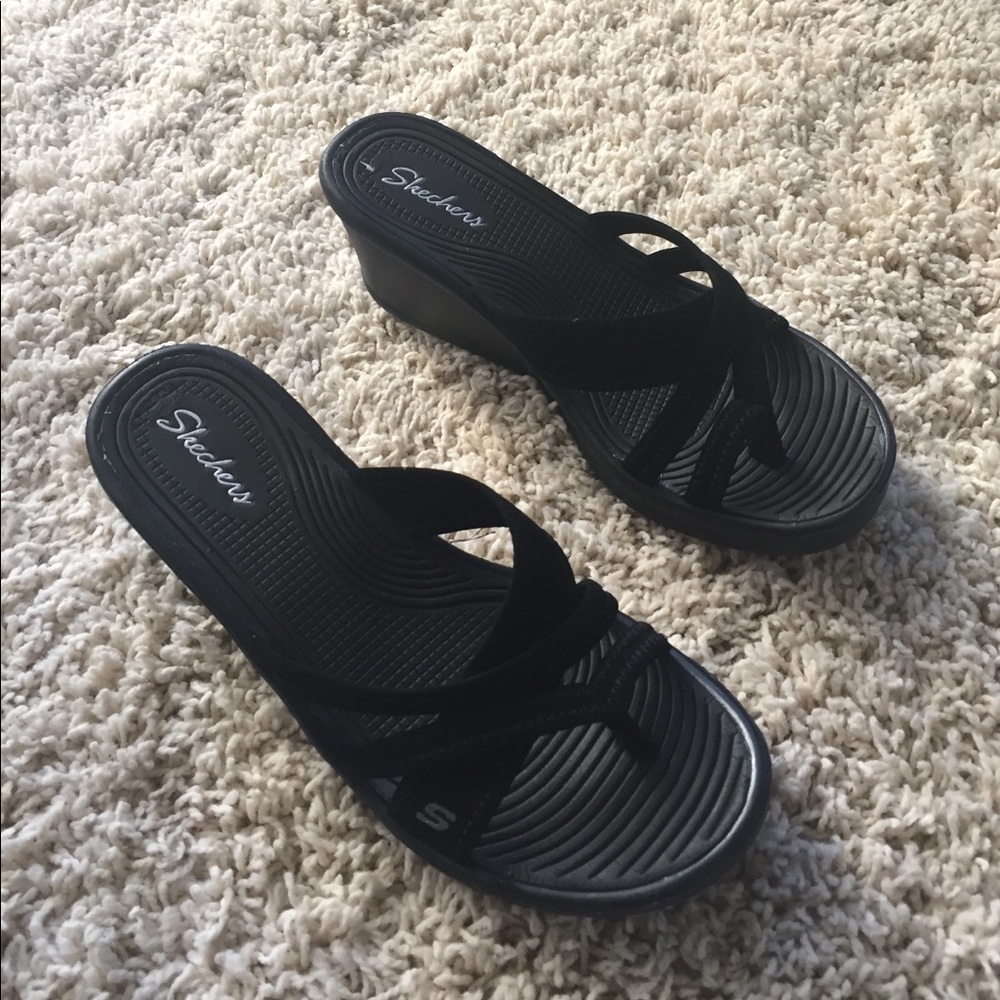 Skechers black flip flops sized 9