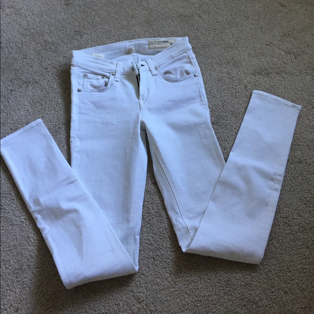 Super cute, white rag and bone skinny jeans!