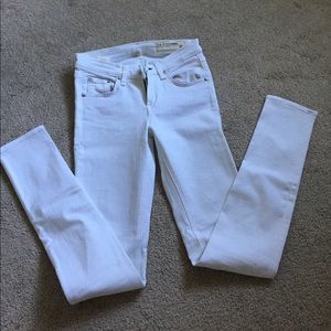Super cute, white rag and bone skinny jeans!
