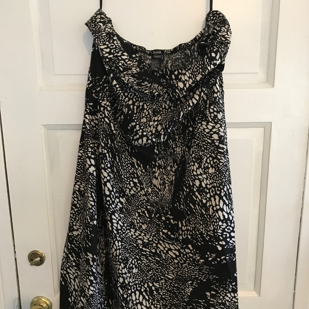 Sleeveless black and white fit and flare 22/24
