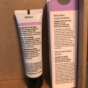 Mary Kay foundation in shade bronze 5