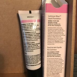 Mary Kay foundation in shade bronze 7