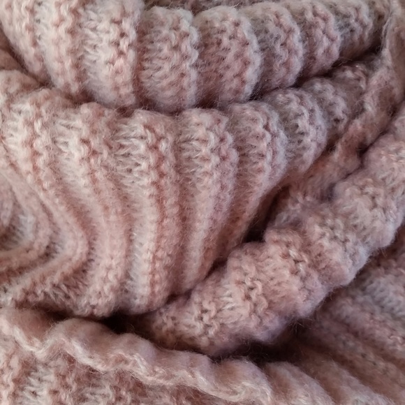 ❄Ribbed Knit Infinity Scarf❄ - Picture 2 of 2