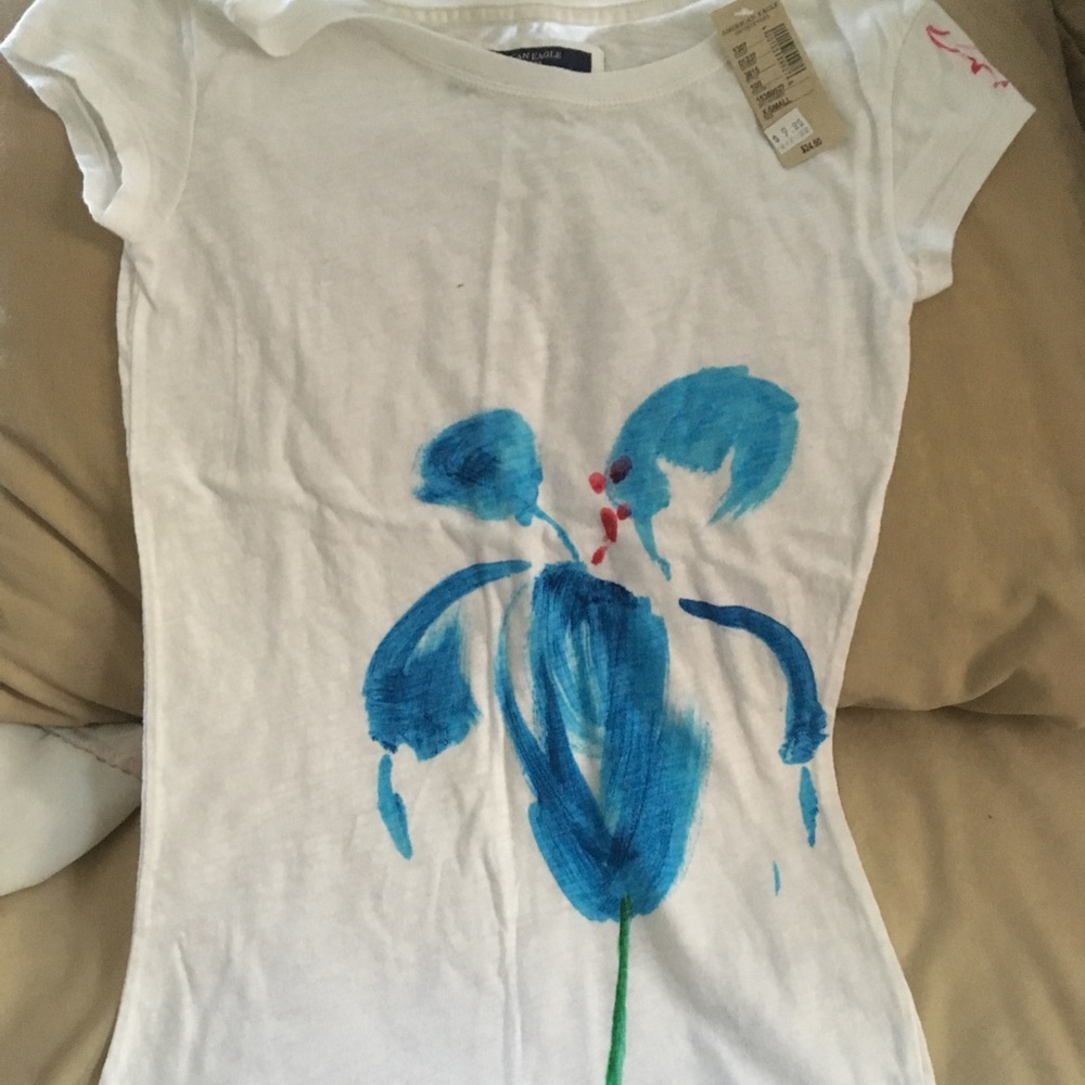 White tee/blue flower NWT sz SM
