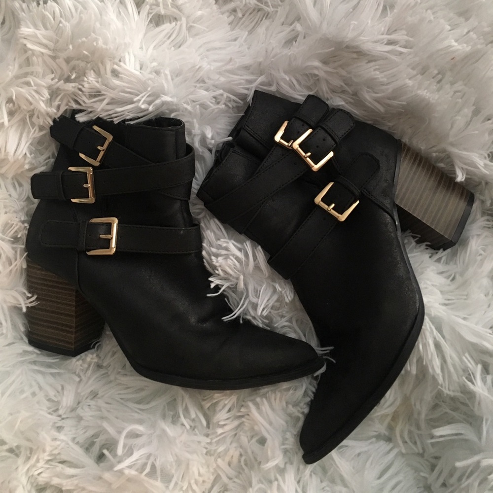 BLACK BELTED BOOTIES