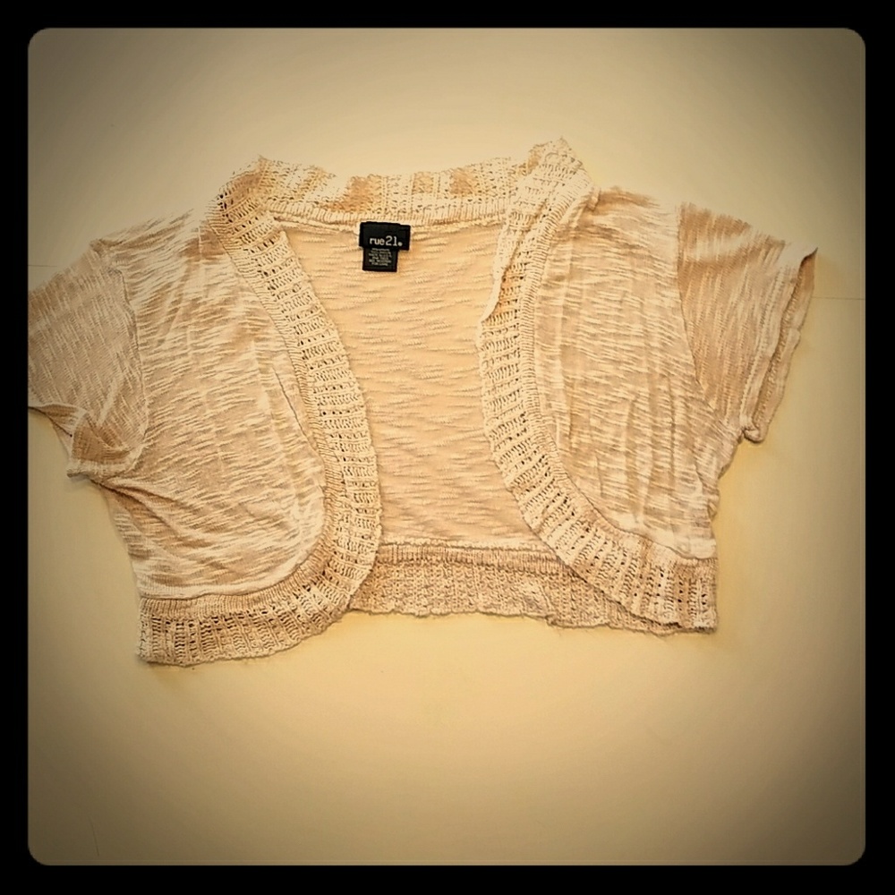 🔖Cream colored shrug size medium