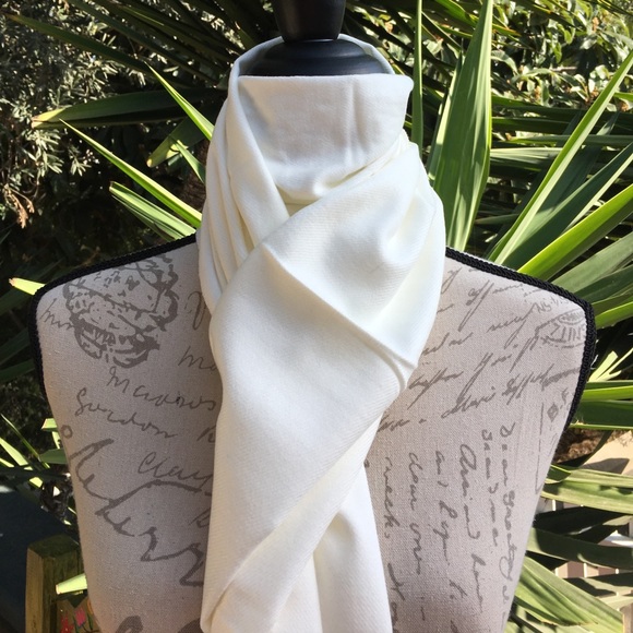❌SOLD❌Cashmere Scarf - Ivory - Picture 3 of 4