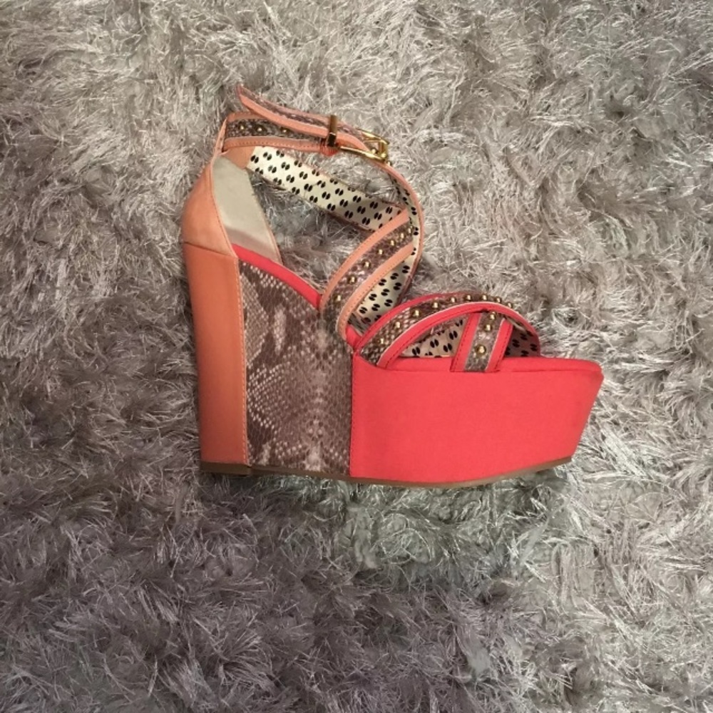 RARE Jessica Simpson Georg Wedges