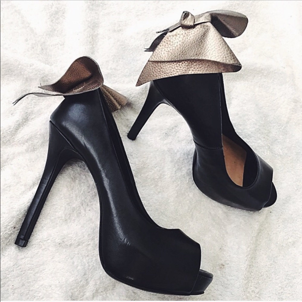 Bebe bow back pumps
