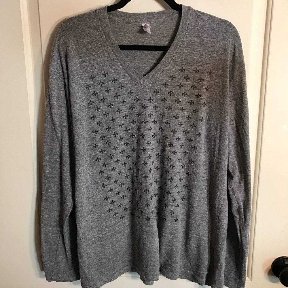 Long sleeve gray fleur de lis print tee