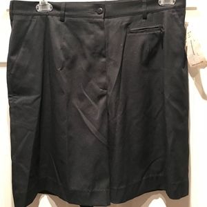 TAIL brand size 16 Black Golf Shorts w/zip pkt