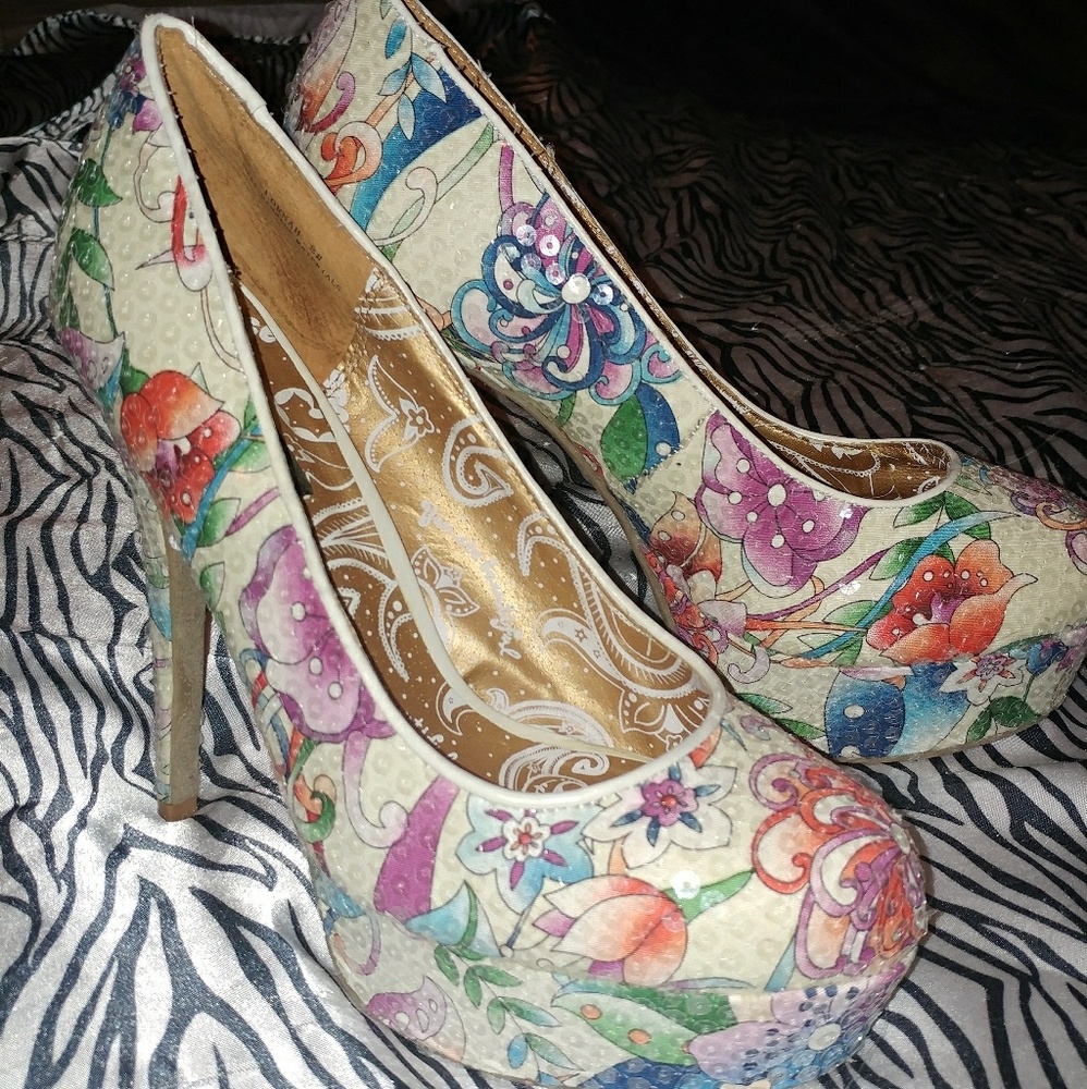 Like new Dollhouse platform shoes size 8