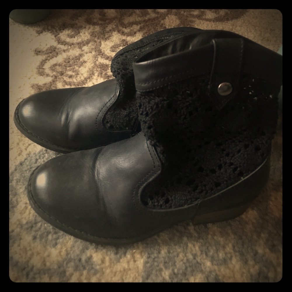 Little girls size 1 Cherokee boots!!!