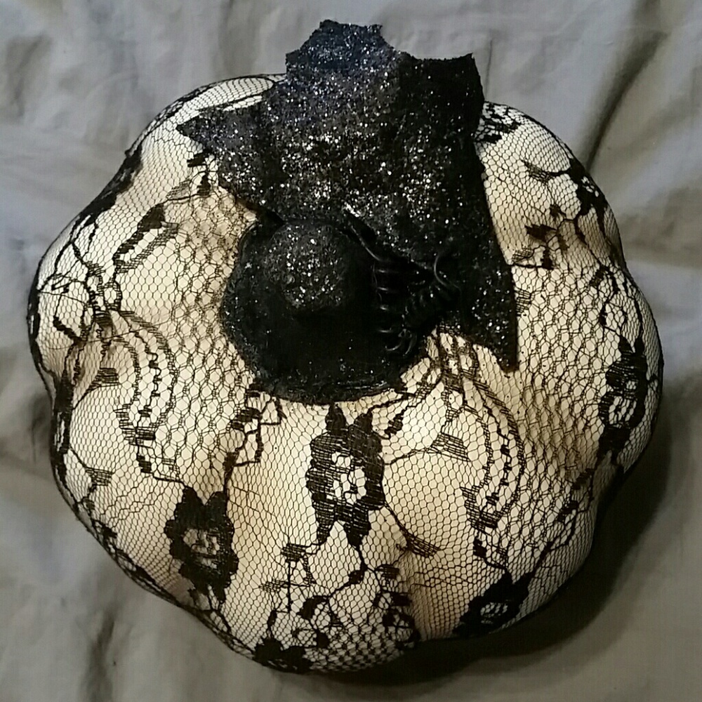 Black and white lacy Halloween pumpkin - Picture 2 of 3