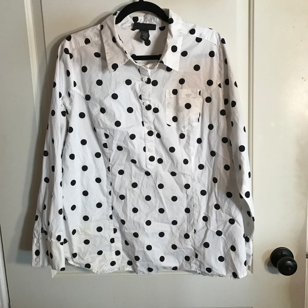 Long sleeve button down shirt w/ black polka dots