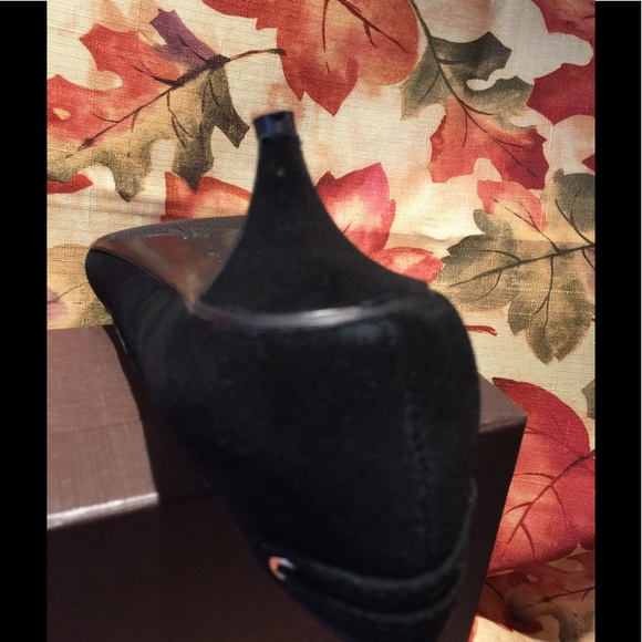 Elie Tahari Felicia Pumps - Picture 7 of 8