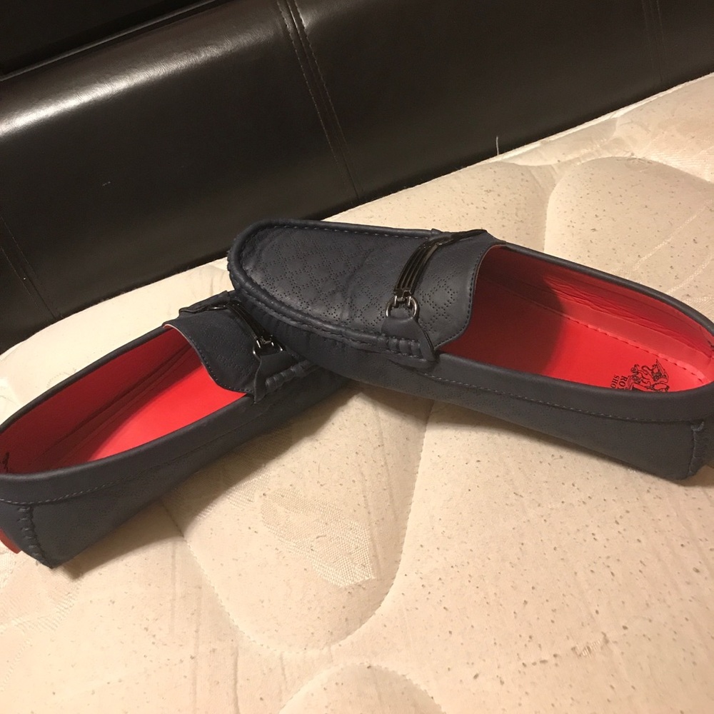 royal shoes with red bottoms