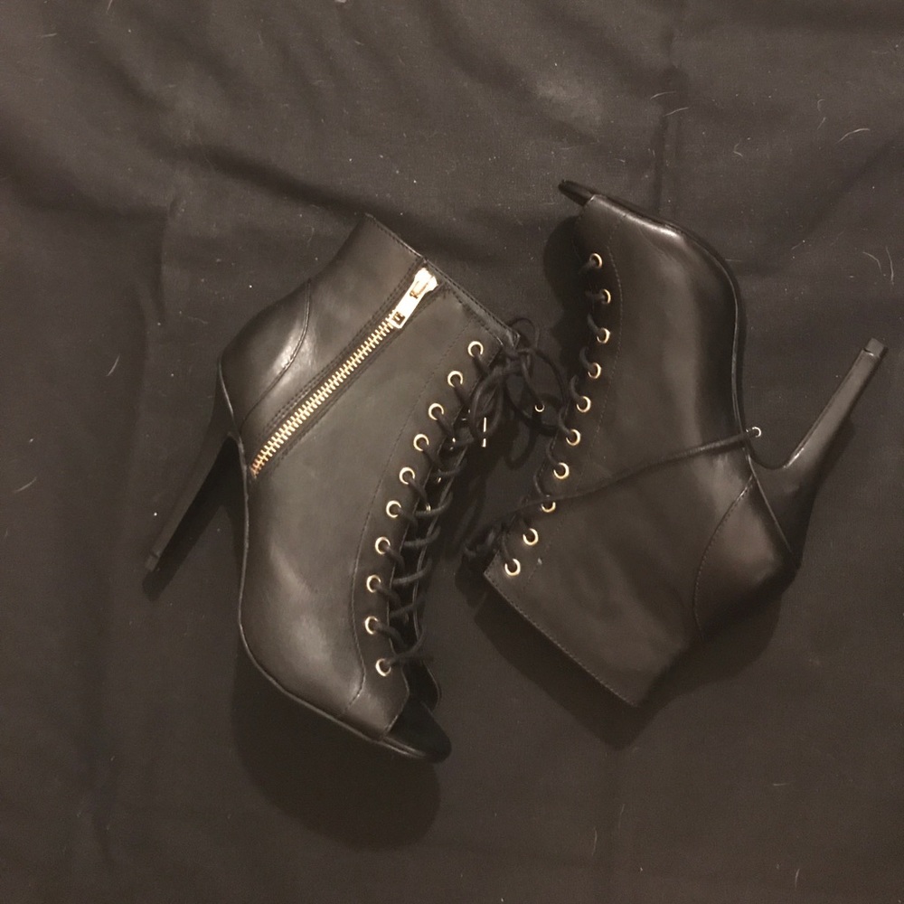 Steve Madden BRAND NEW Black Lace Up Ankle Booties
