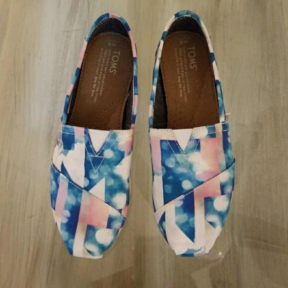 Super cute TOMS