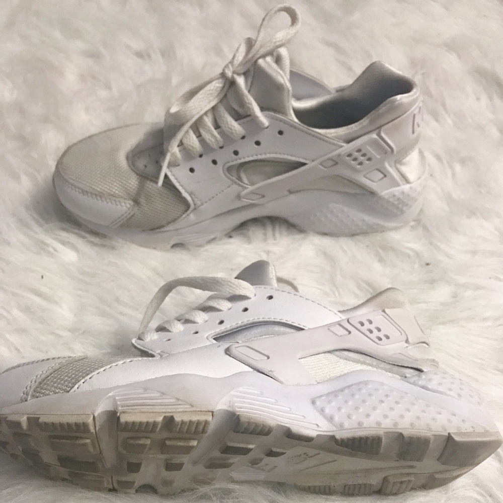 Nike Air Huaraches Boys size 5(Women's 7)