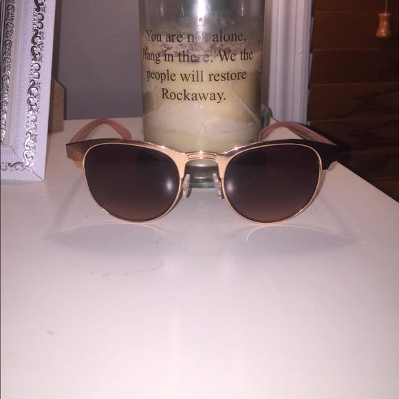 Rose gold Abercrombie sunglasses - Picture 1 of 3