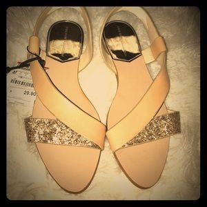 Size 37 (6 1/2) Zara flat. Never worn!